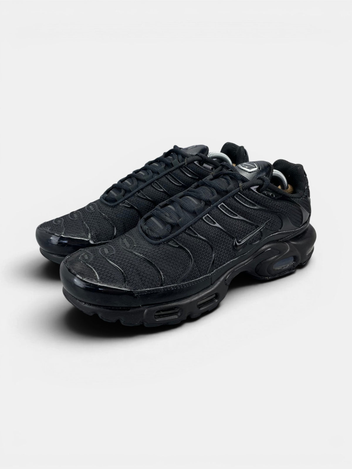 Nike Air Max Plus Triple Black — buty sportowe męskie w dobrym stanie rozmiar 44.5, widok z boku