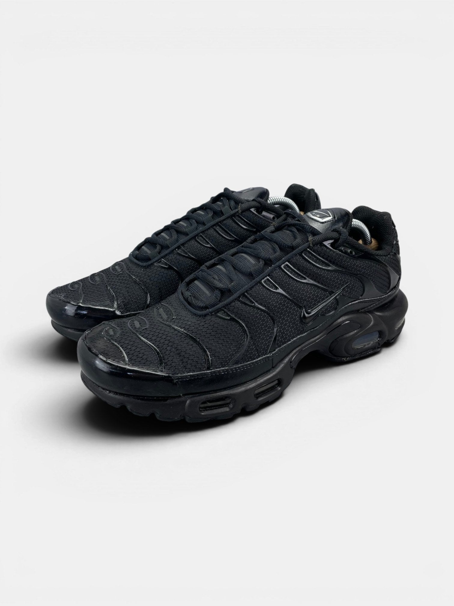 Nike Air Max Plus Triple Black — buty sportowe męskie w dobrym stanie rozmiar 44.5, widok z boku