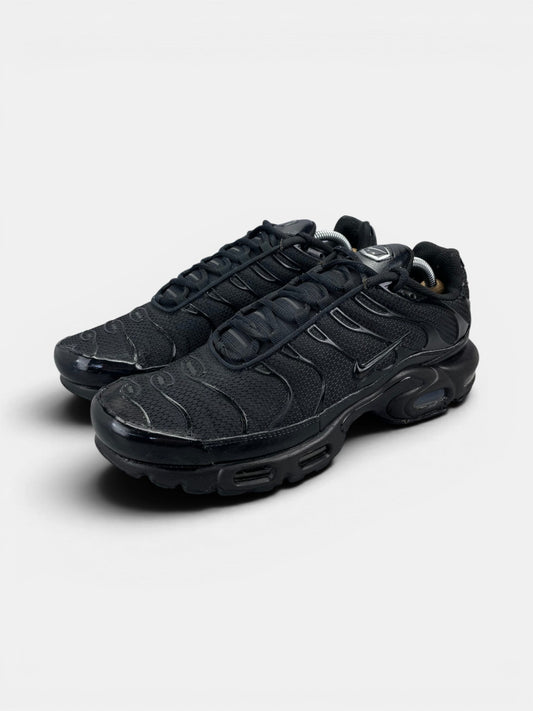 Nike Air Max Plus Triple Black — buty sportowe męskie w dobrym stanie rozmiar 44.5, widok z boku