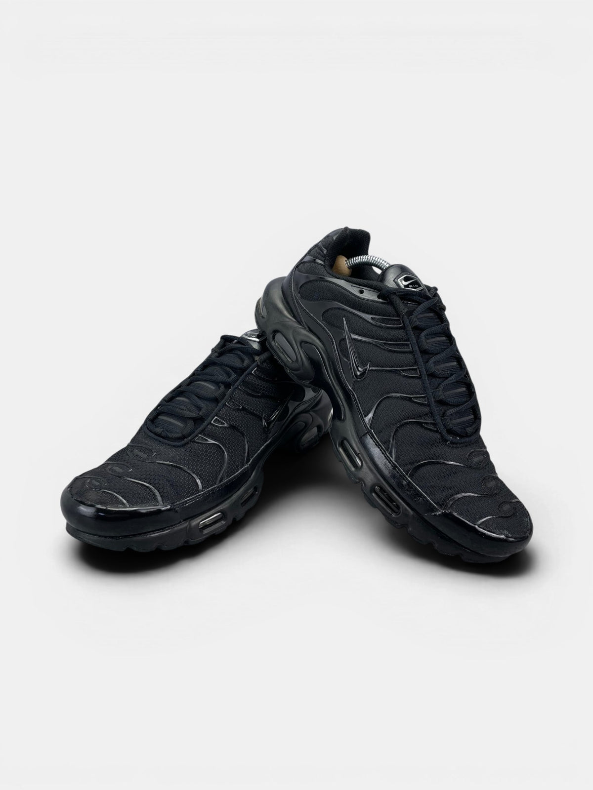 Nike Air Max Plus Triple Black — buty sportowe męskie w dobrym stanie rozmiar 44.5, boczny profil