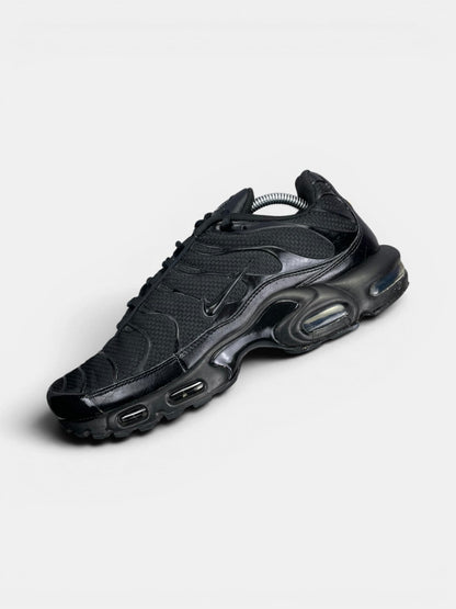 Nike Air Max Plus Triple Black — buty sportowe męskie w dobrym stanie rozmiar 44.5, widok z góry na wewnętrzną stronę butów