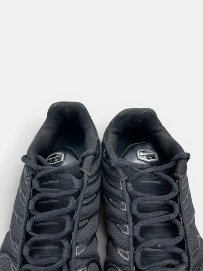Nike Air Max Plus Triple Black — buty sportowe męskie w dobrym stanie rozmiar 44.5, zapiętki butów