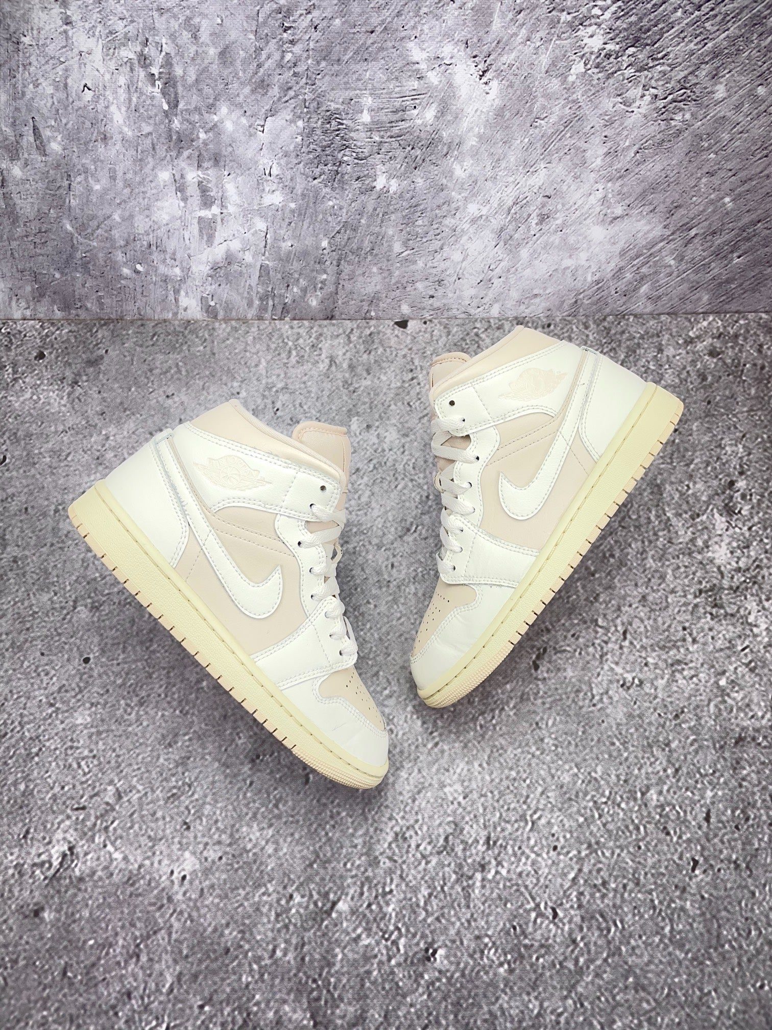 Nike Air Jordan 1 Mid — buty sportowe damskie w bardzo dobrym stanie rozmiar 37.5, widok z góry na zewnętrzną stronę butów