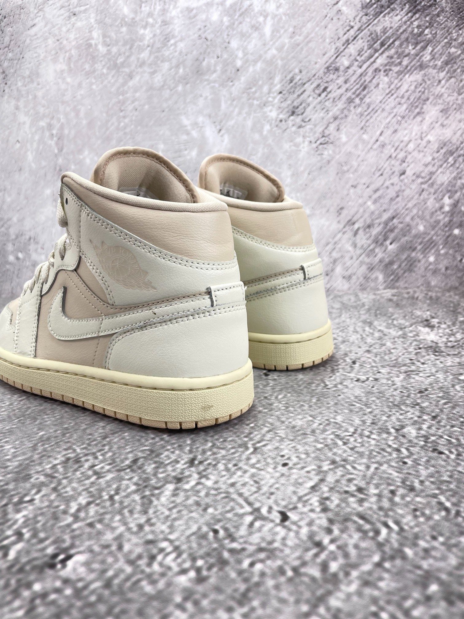 Nike Air Jordan 1 Mid — buty sportowe damskie w bardzo dobrym stanie rozmiar 37.5, widok z góry