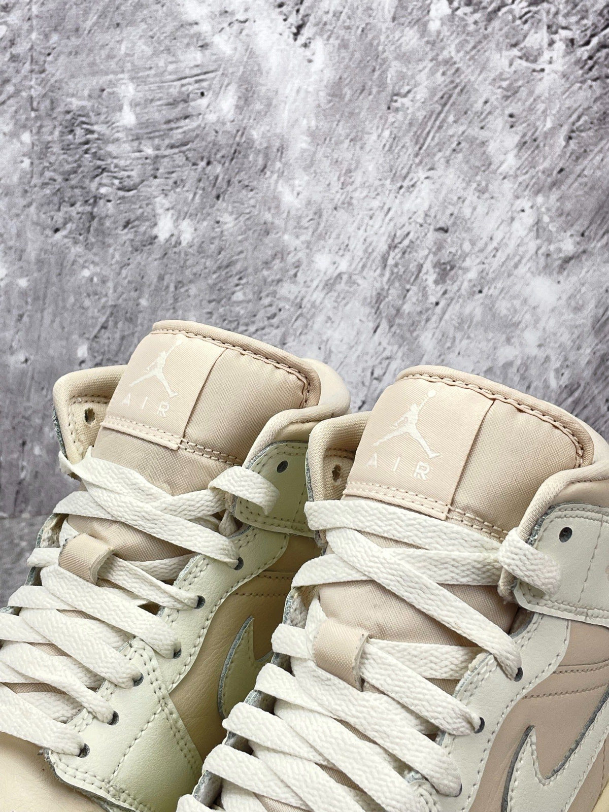 Nike Air Jordan 1 Mid — buty sportowe damskie w bardzo dobrym stanie rozmiar 37.5, podeszwa