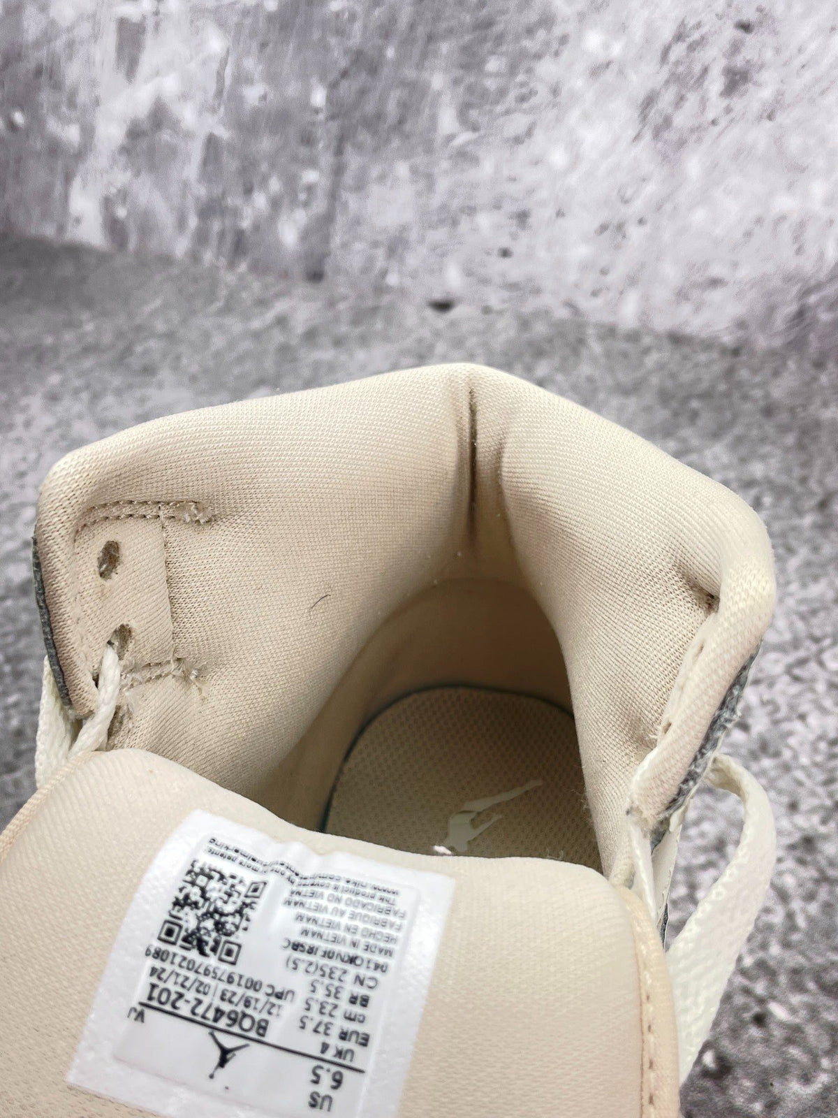 Nike Air Jordan 1 Mid — buty sportowe damskie w bardzo dobrym stanie rozmiar 37.5, zapiętki butów