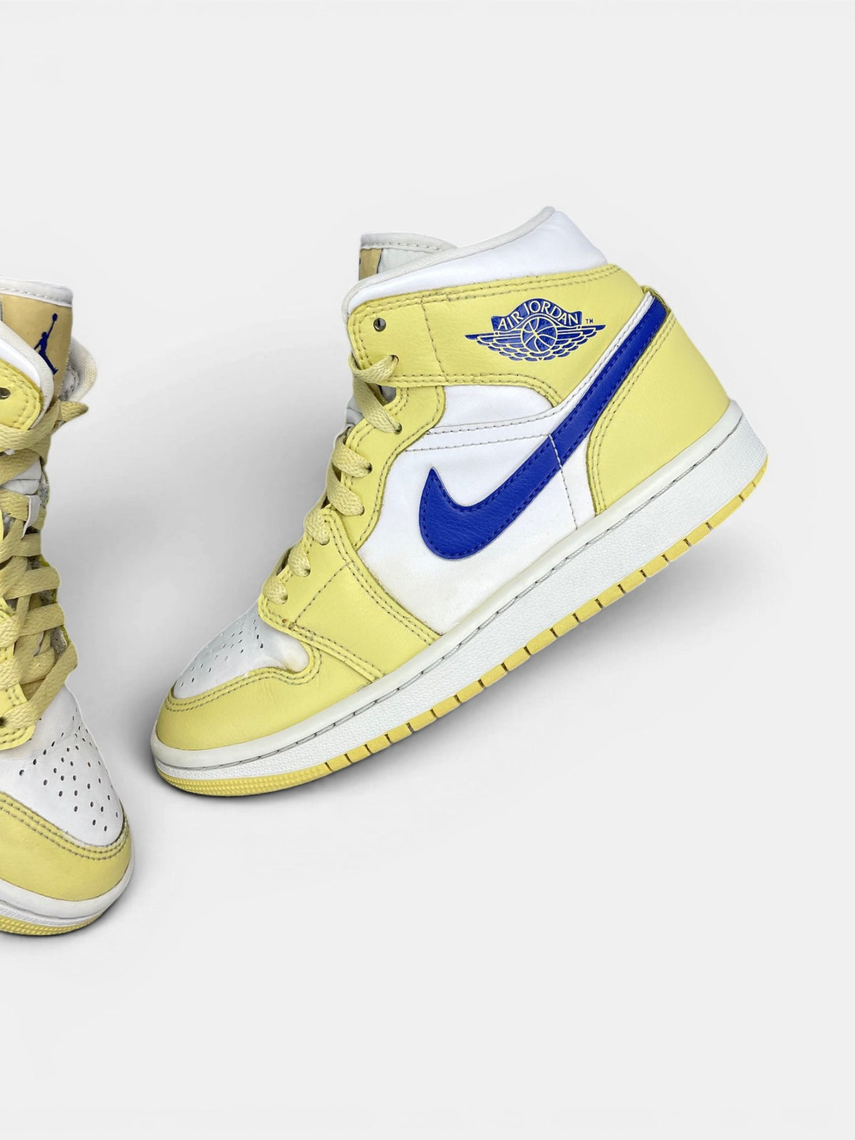 Nike Air Jordan 1 Mid Lemon Wash — buty sportowe damskie w bardzo dobrym stanie rozmiar 36.5, widok z góry na wewnętrzną stronę butów