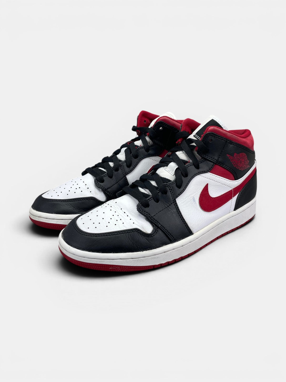Nike Air Jordan 1 Mid Gym Red Black White — buty sportowe męskie w bardzo dobrym stanie rozmiar 43, widok z boku