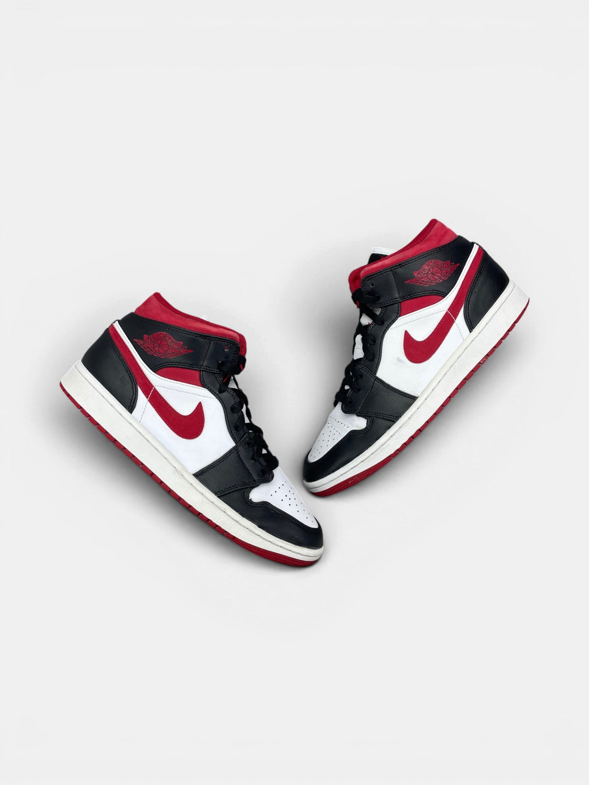 Nike Air Jordan 1 Mid Gym Red Black White — buty sportowe męskie w bardzo dobrym stanie rozmiar 43, widok z góry na zewnętrzną stronę butów