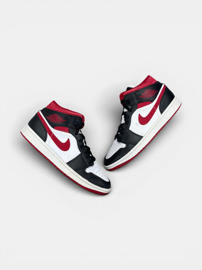 Nike Air Jordan 1 Mid Gym Red Black White — buty sportowe męskie w bardzo dobrym stanie rozmiar 43, widok z góry na zewnętrzną stronę butów