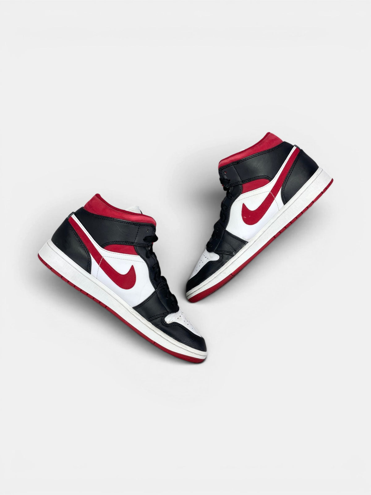 Nike Air Jordan 1 Mid Gym Red Black White — buty sportowe męskie w bardzo dobrym stanie rozmiar 43, zewnętrzny panel prawego buta