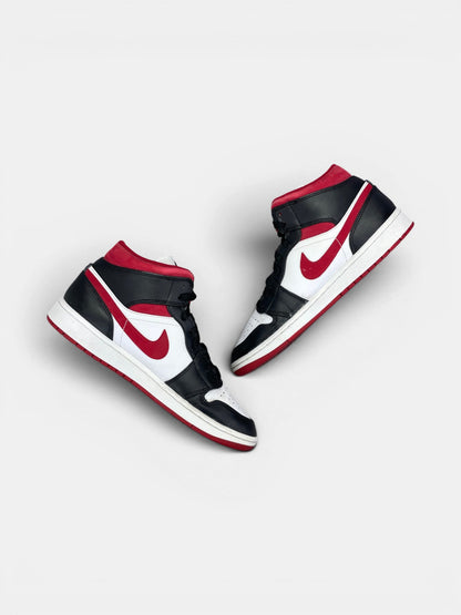 Nike Air Jordan 1 Mid Gym Red Black White — buty sportowe męskie w bardzo dobrym stanie rozmiar 43, zewnętrzny panel prawego buta