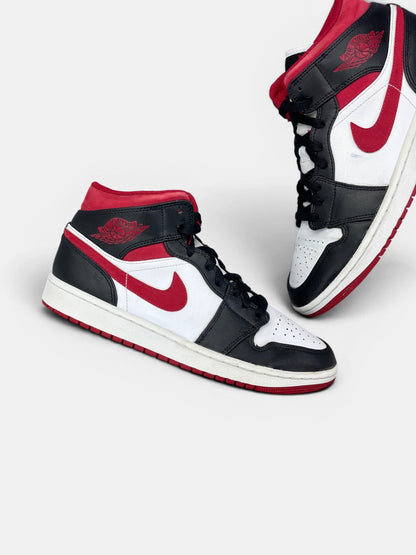 Nike Air Jordan 1 Mid Gym Red Black White — buty sportowe męskie w bardzo dobrym stanie rozmiar 43, zewnętrzny panel lewego buta