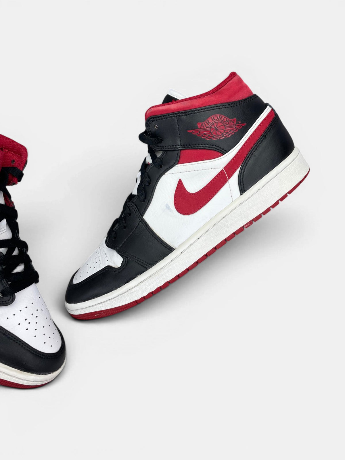 Nike Air Jordan 1 Mid Gym Red Black White — buty sportowe męskie w bardzo dobrym stanie rozmiar 43, widok z góry na wewnętrzną stronę butów