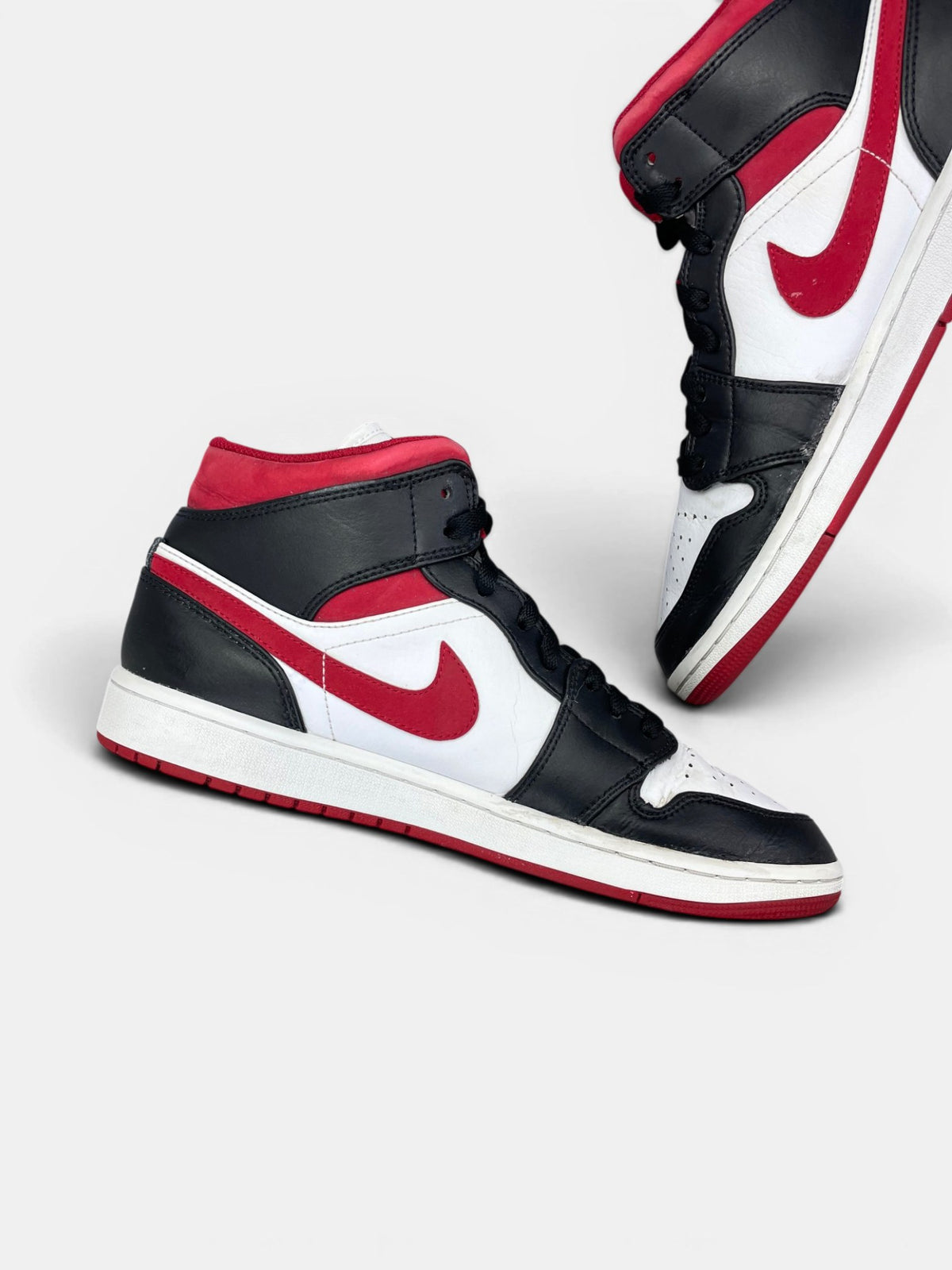 Nike Air Jordan 1 Mid Gym Red Black White — buty sportowe męskie w bardzo dobrym stanie rozmiar 43, wewnętrzny panel lewego buta