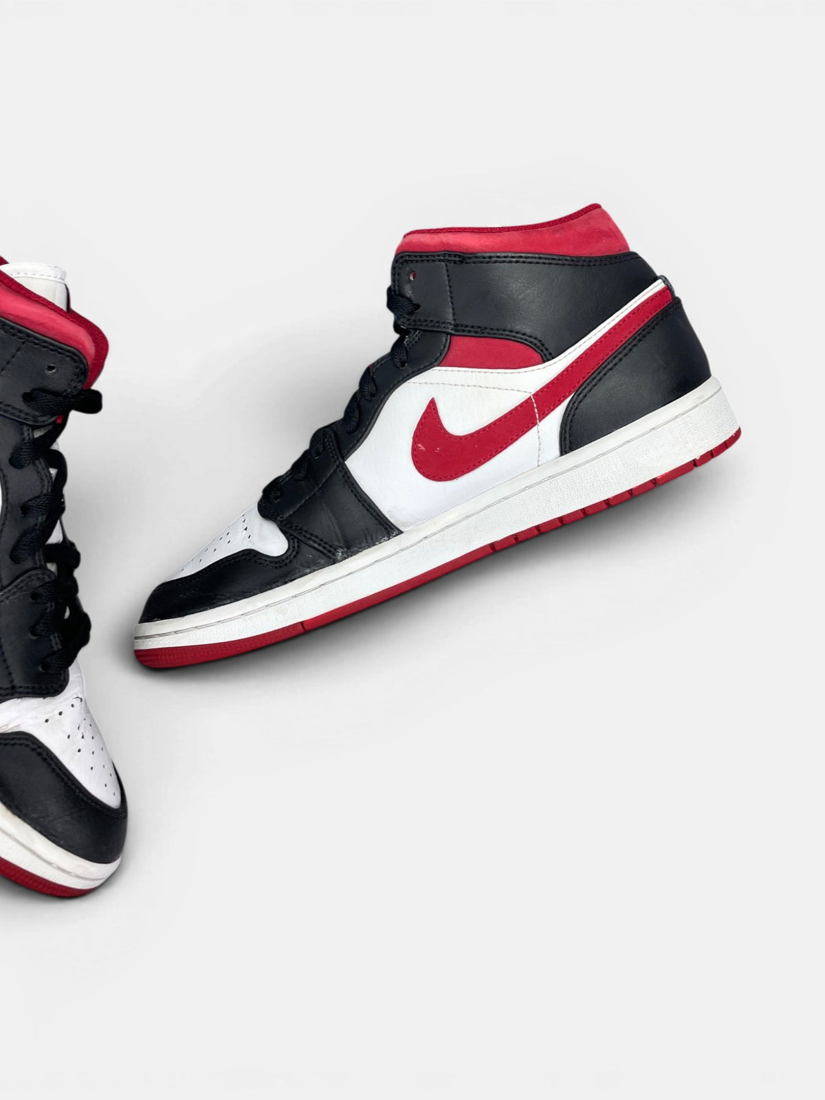 Nike Air Jordan 1 Mid Gym Red Black White — buty sportowe męskie w bardzo dobrym stanie rozmiar 43, wewnętrzny panel prawego buta