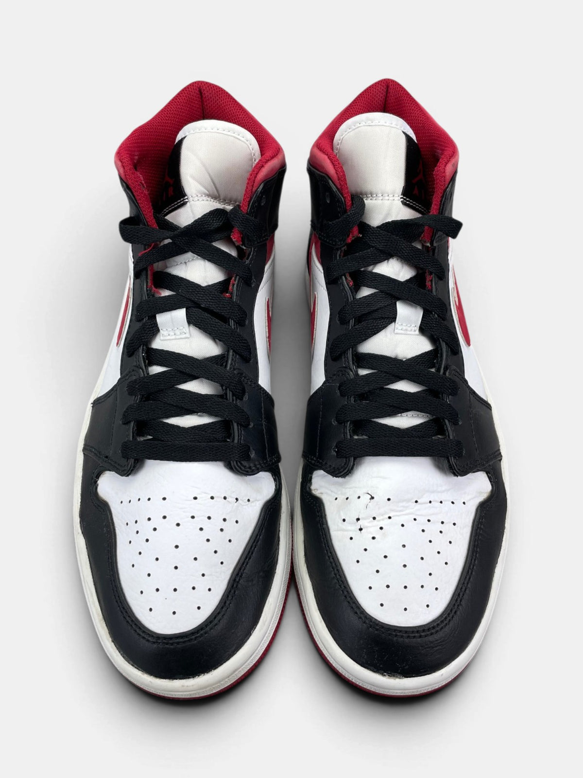 Nike Air Jordan 1 Mid Gym Red Black White — buty sportowe męskie w bardzo dobrym stanie rozmiar 43, widok z góry