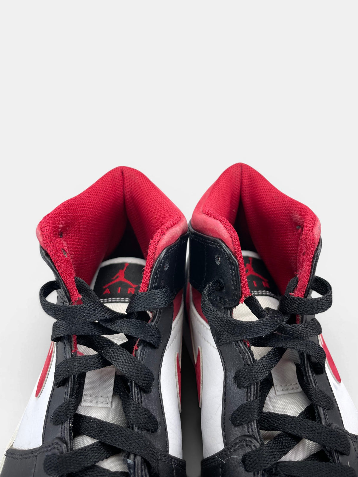 Nike Air Jordan 1 Mid Gym Red Black White — buty sportowe męskie w bardzo dobrym stanie rozmiar 43, zapiętki butów