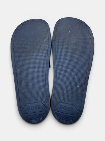 Hugo Boss Boss Slippers — klapki męskie w bardzo dobrym stanie rozmiar 42, zewnętrzny panel lewego buta