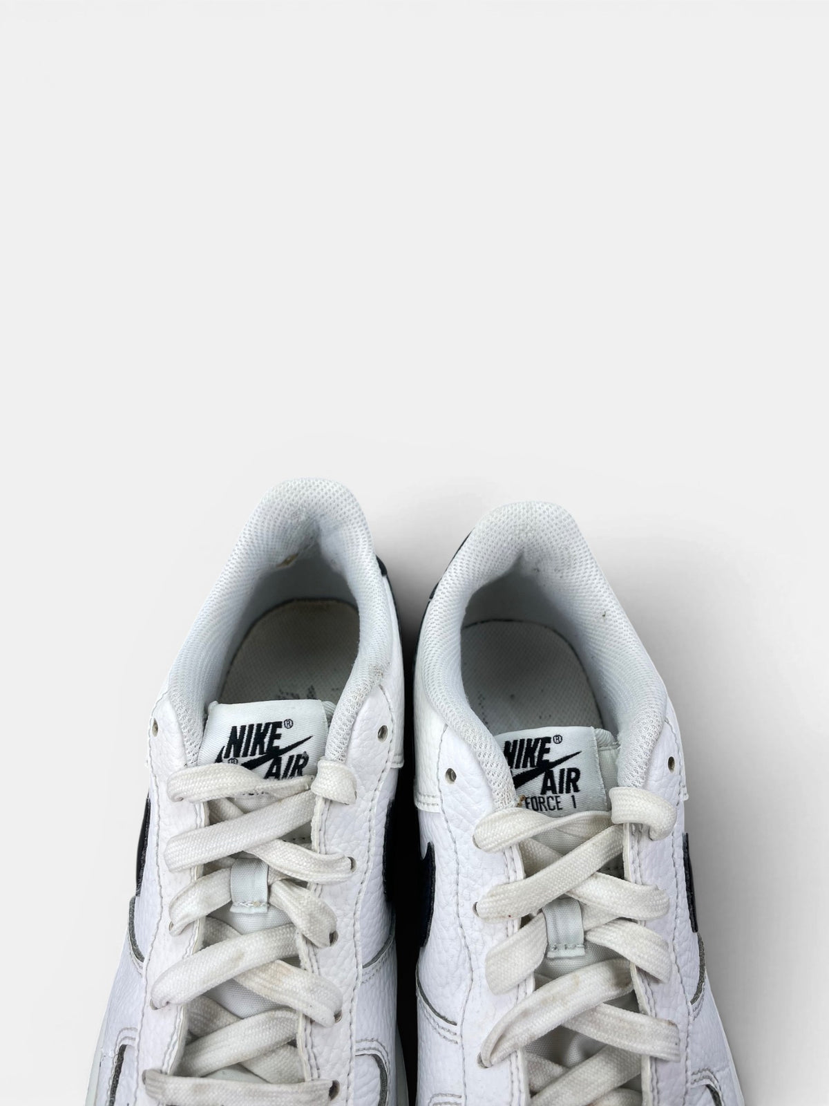 Nike Air Force 1 Low '07 White Black — buty sportowe damskie w bardzo dobrym stanie rozmiar 39, zapiętki butów