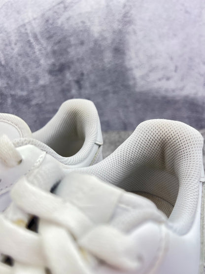 Nike Air Force 1 Low Triple White, sneakersy damskie w bardzo dobrym stanie, rozmiar 38.5, ujęcie 10