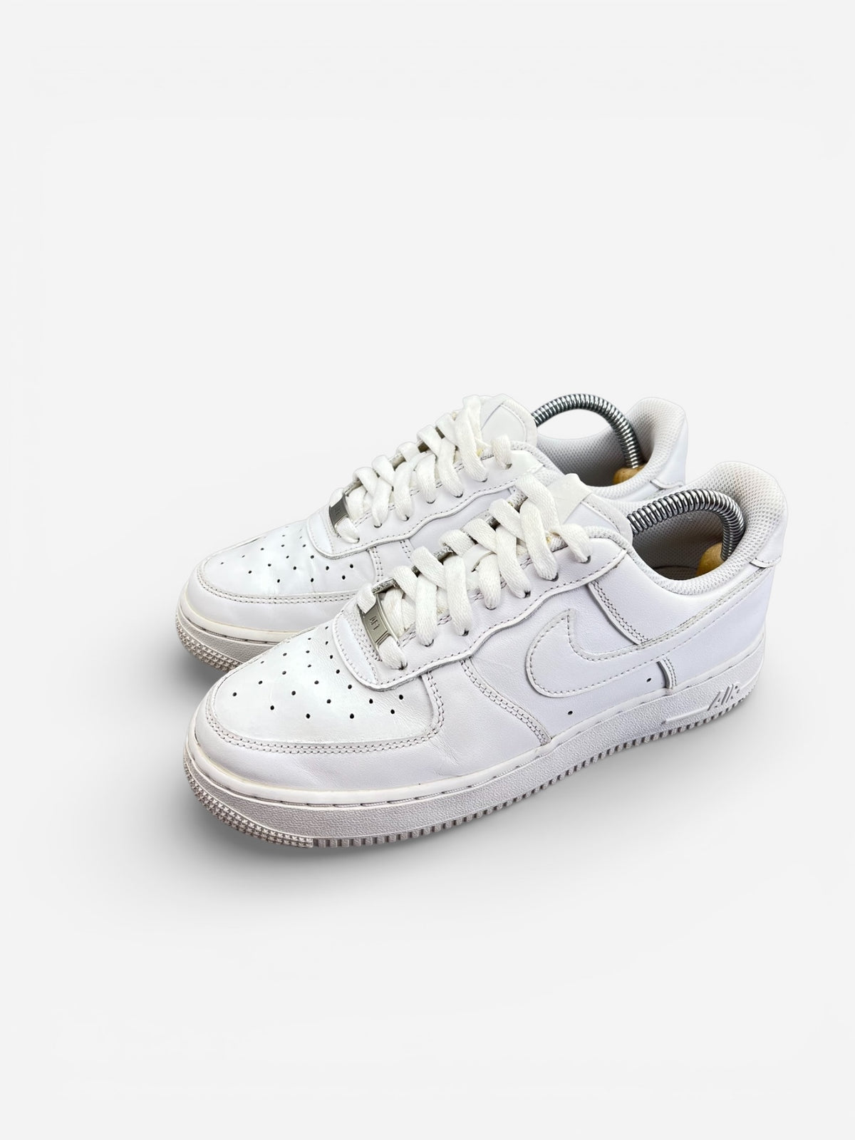 Nike Air Force 1 Low Triple White, sneakersy damskie w bardzo dobrym stanie, rozmiar 38.5