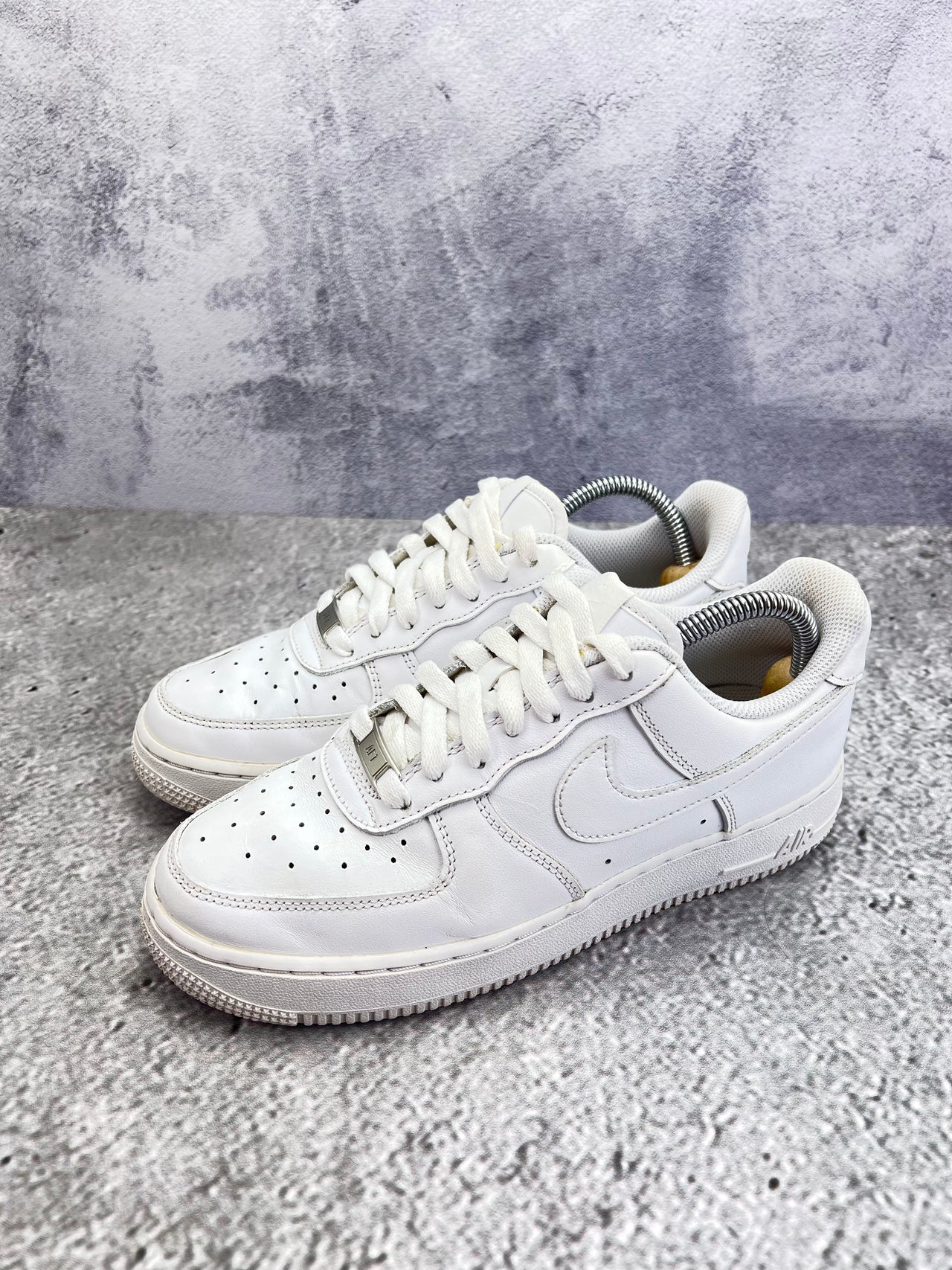 Nike Air Force 1 Low Triple White, sneakersy damskie w bardzo dobrym stanie, rozmiar 38.5, ujęcie 12