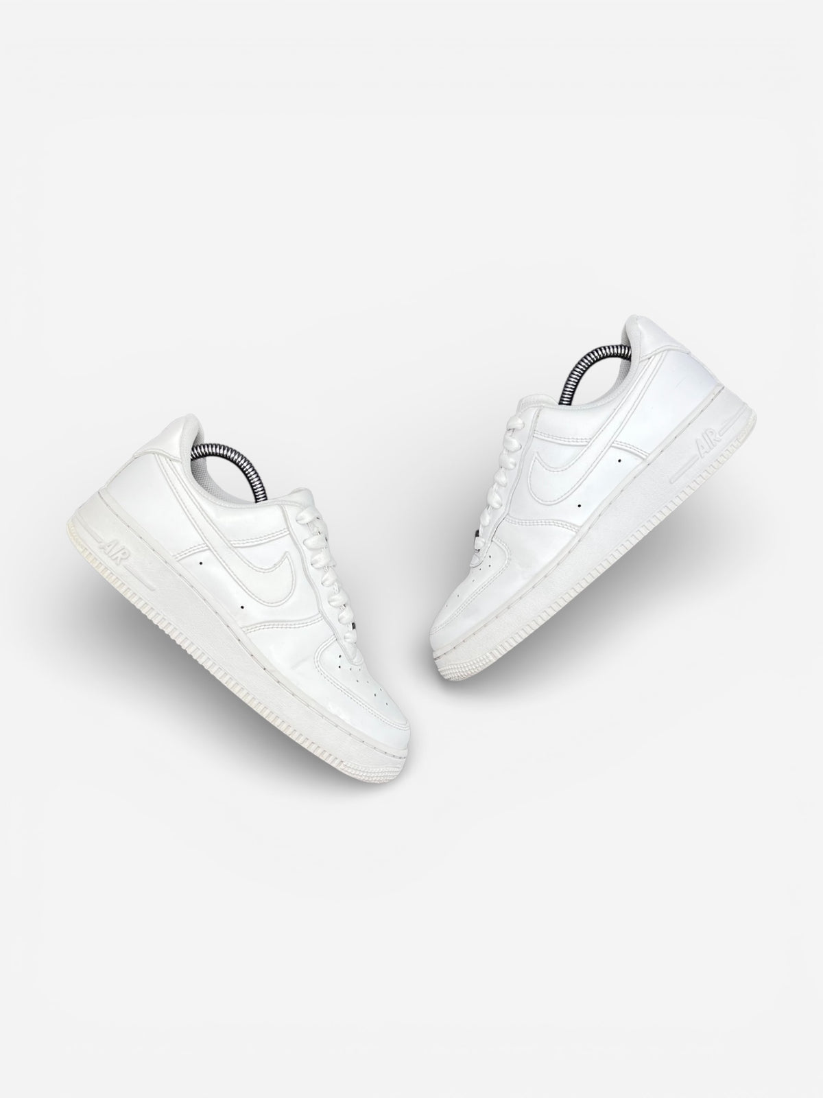 Nike Air Force 1 Low Triple White, sneakersy damskie w bardzo dobrym stanie, rozmiar 38.5, ujęcie 2