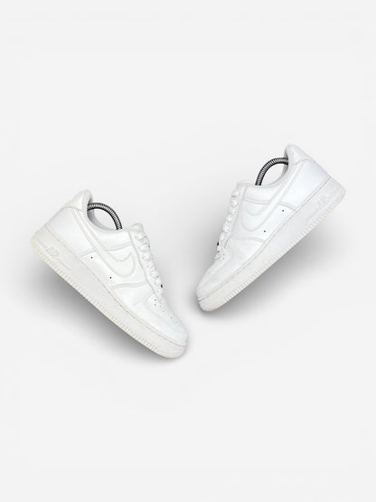 Nike Air Force 1 Low Triple White, sneakersy damskie w bardzo dobrym stanie, rozmiar 38.5, ujęcie 2