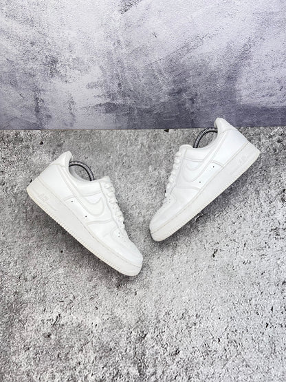 Nike Air Force 1 Low Triple White, sneakersy damskie w bardzo dobrym stanie, rozmiar 38.5, ujęcie 13