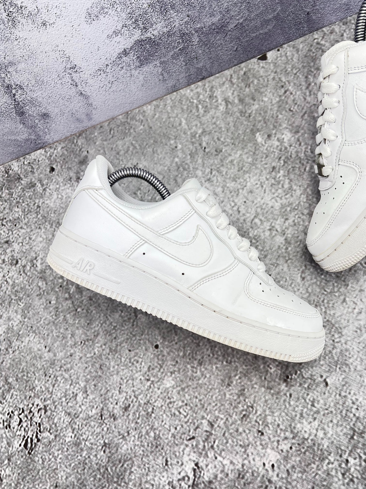 Nike Air Force 1 Low Triple White, sneakersy damskie w bardzo dobrym stanie, rozmiar 38.5, ujęcie 3