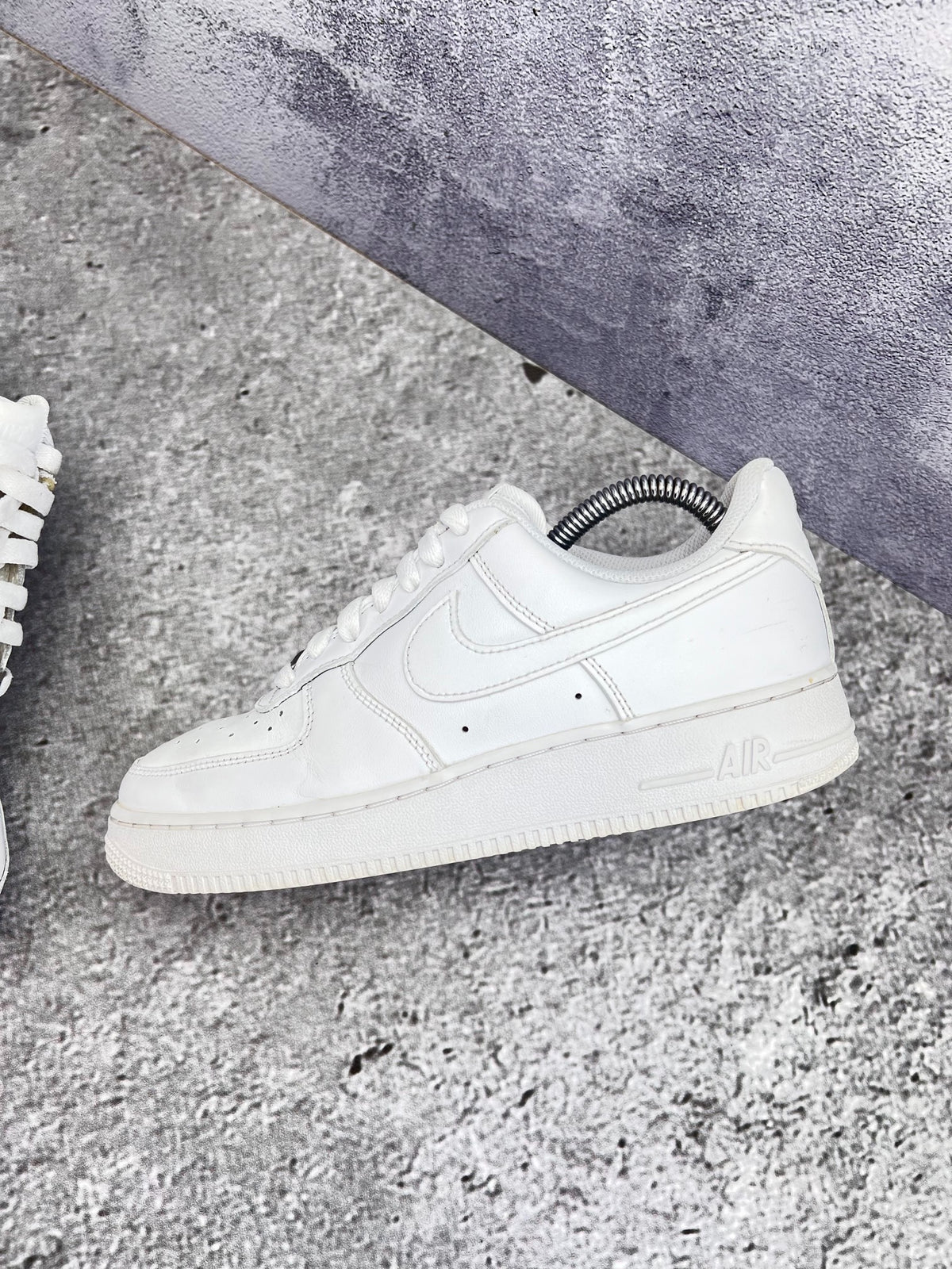 Nike Air Force 1 Low Triple White, sneakersy damskie w bardzo dobrym stanie, rozmiar 38.5, ujęcie 4