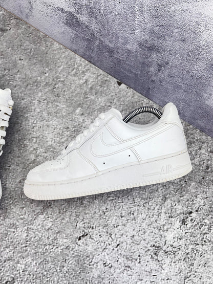 Nike Air Force 1 Low Triple White, sneakersy damskie w bardzo dobrym stanie, rozmiar 38.5, ujęcie 4