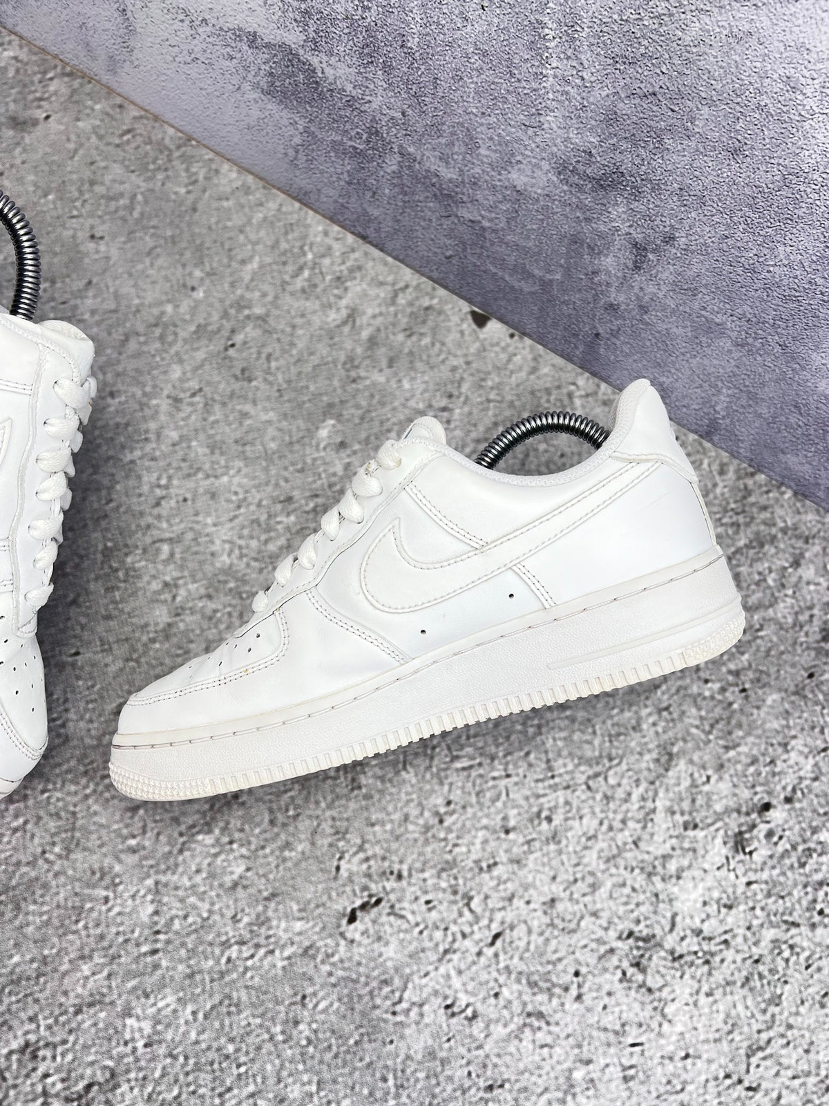 Nike Air Force 1 Low Triple White, sneakersy damskie w bardzo dobrym stanie, rozmiar 38.5, ujęcie 5