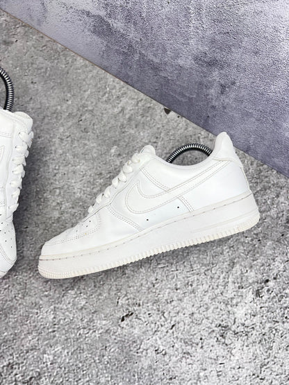 Nike Air Force 1 Low Triple White, sneakersy damskie w bardzo dobrym stanie, rozmiar 38.5, ujęcie 5