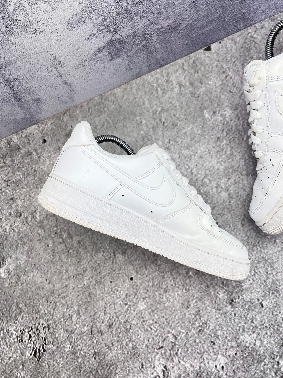 Nike Air Force 1 Low Triple White, sneakersy damskie w bardzo dobrym stanie, rozmiar 38.5, ujęcie 6