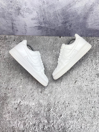 Nike Air Force 1 Low Triple White, sneakersy damskie w bardzo dobrym stanie, rozmiar 38.5, ujęcie 7