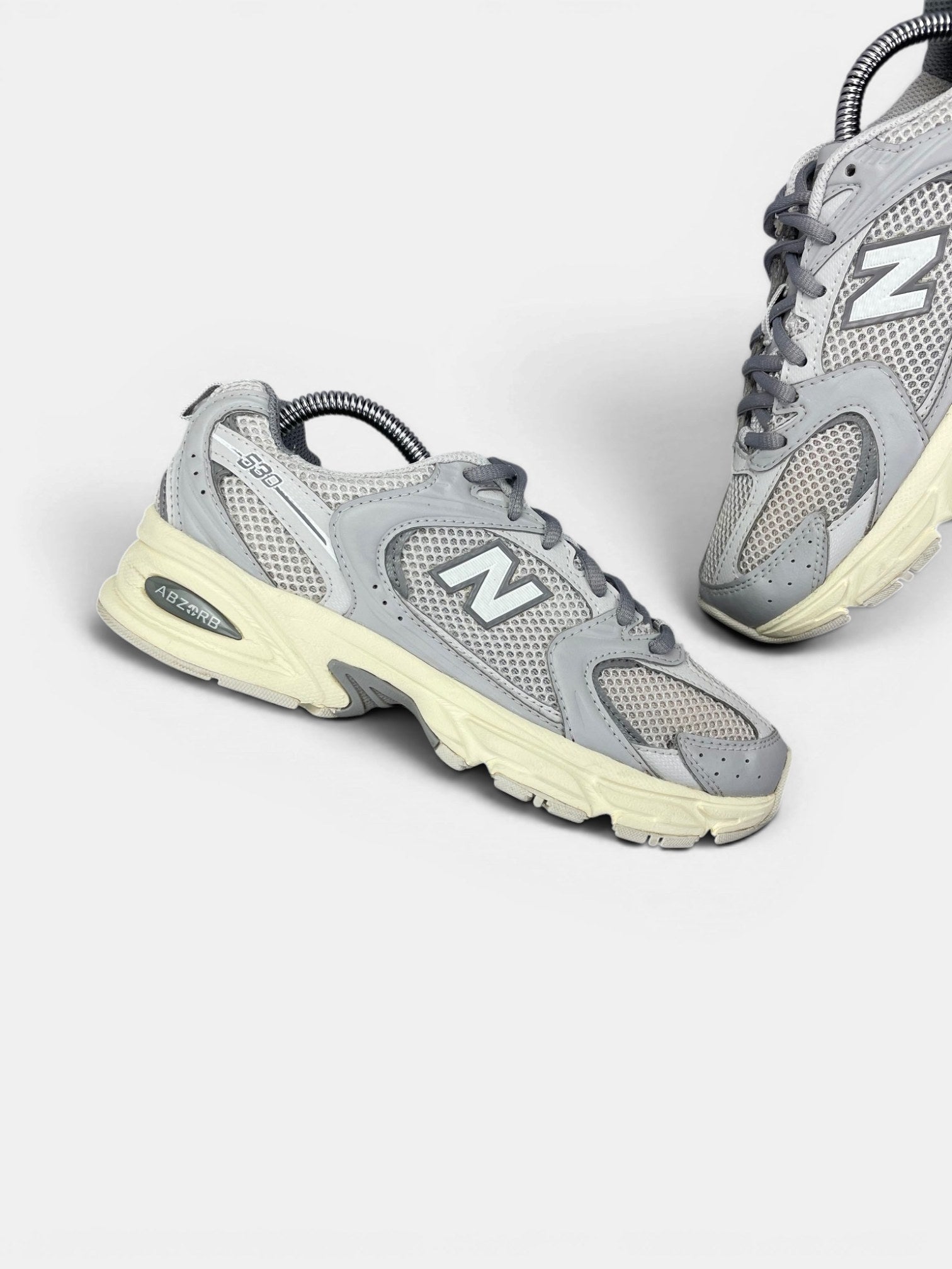 New Balance 530 — buty sportowe damskie w bardzo dobrym stanie rozmiar 37.5, zewnętrzny panel lewego buta
