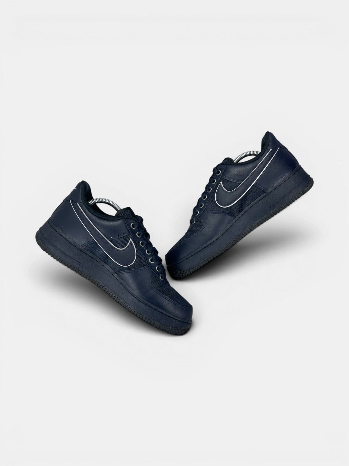 Nike Air Force 1 Low CorDura Dark Obsidian — buty sportowe męskie w bardzo dobrym stanie rozmiar 42.5, zewnętrzny panel prawego buta