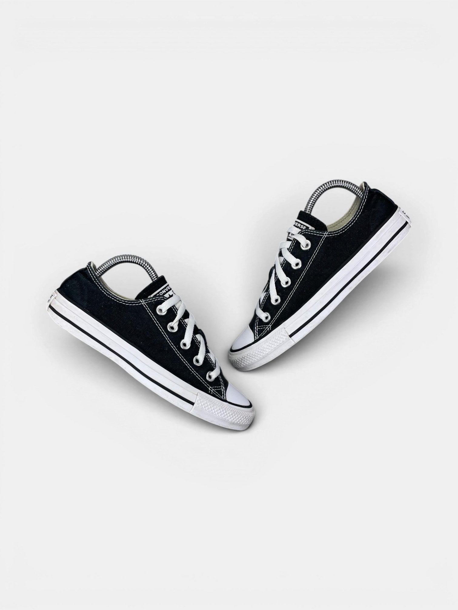 Converse Chuck Taylor All Star Black — buty sportowe damskie w bardzo dobrym stanie rozmiar 36.5, widok z góry na zewnętrzną stronę butów