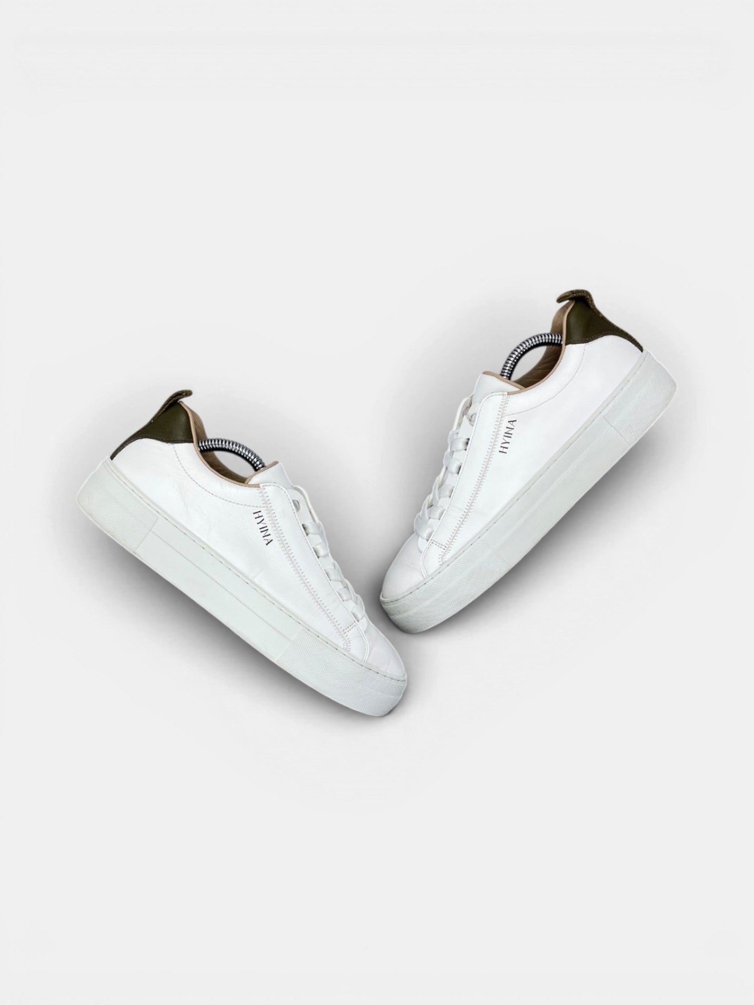 Hyina Sneakers — buty sportowe damskie w bardzo dobrym stanie rozmiar 38, widok z góry na zewnętrzną stronę butów