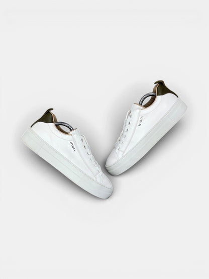 Hyina Sneakers — buty sportowe damskie w bardzo dobrym stanie rozmiar 38, widok z góry na zewnętrzną stronę butów