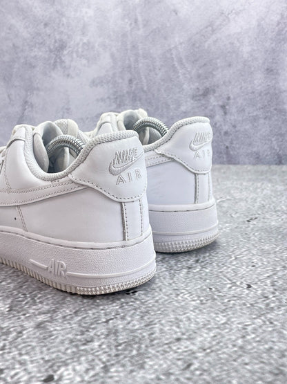 Nike Air Force 1 Low Triple White, sneakersy damskie w bardzo dobrym stanie, rozmiar 38.5, ujęcie 10