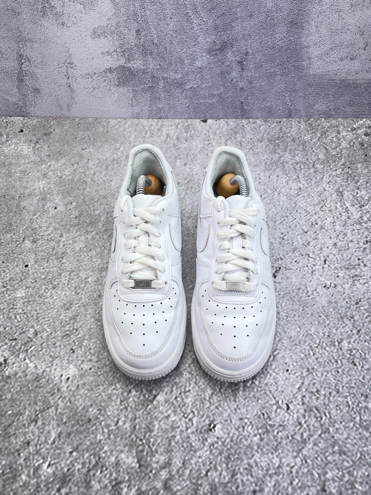 Nike Air Force 1 Low Triple White, sneakersy damskie w bardzo dobrym stanie, rozmiar 38.5, ujęcie 11