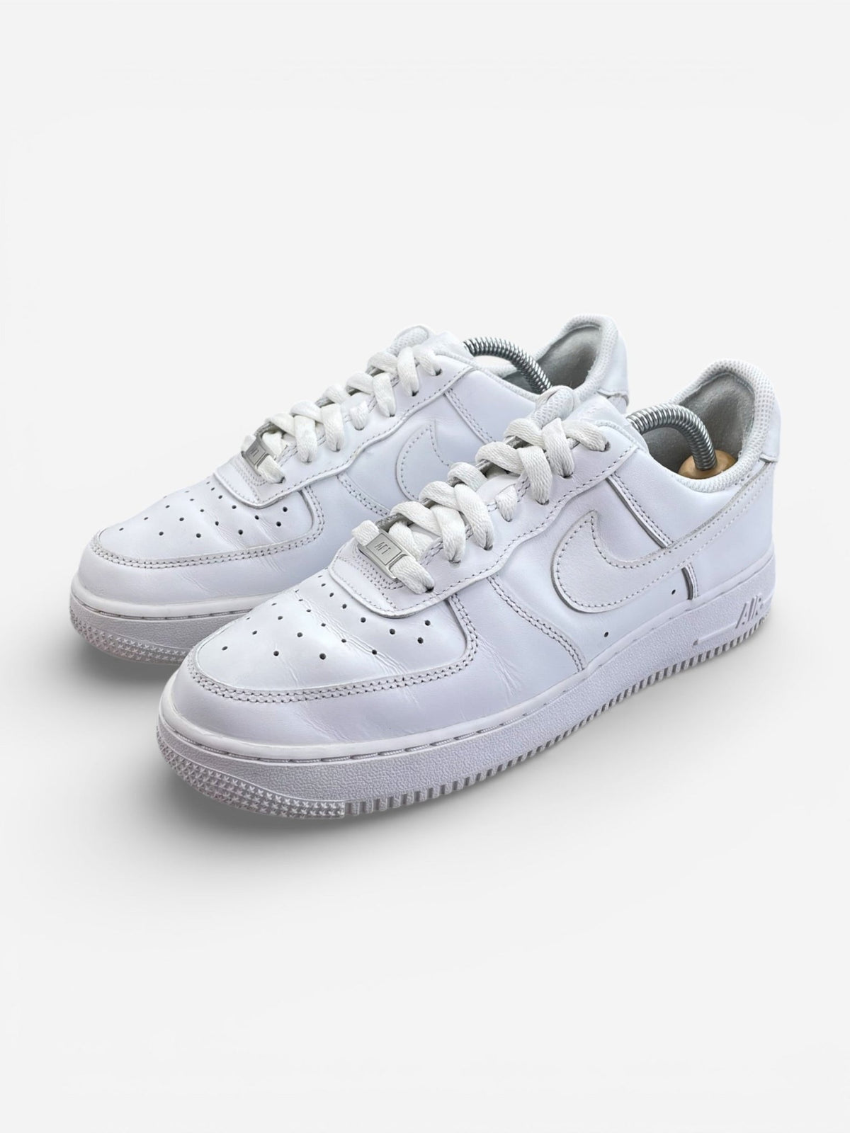 Nike Air Force 1 Low Triple White, sneakersy damskie w bardzo dobrym stanie, rozmiar 38.5