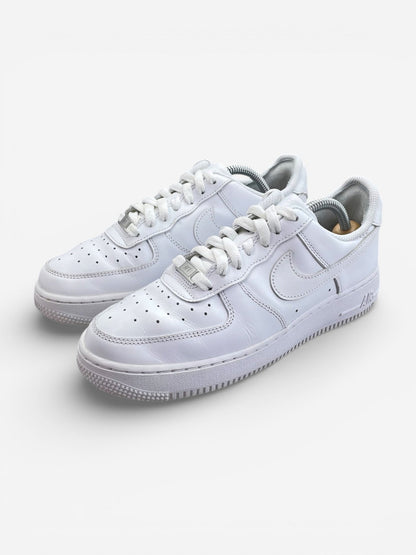 Nike Air Force 1 Low Triple White, sneakersy damskie w bardzo dobrym stanie, rozmiar 38.5