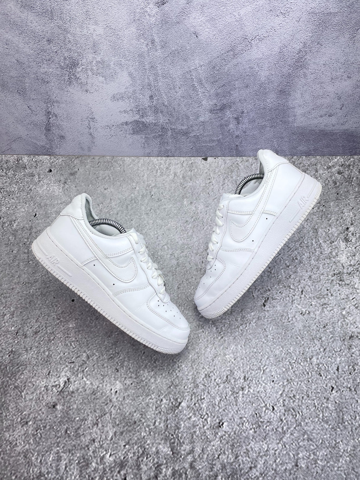 Nike Air Force 1 Low Triple White, sneakersy damskie w bardzo dobrym stanie, rozmiar 38.5, ujęcie 3