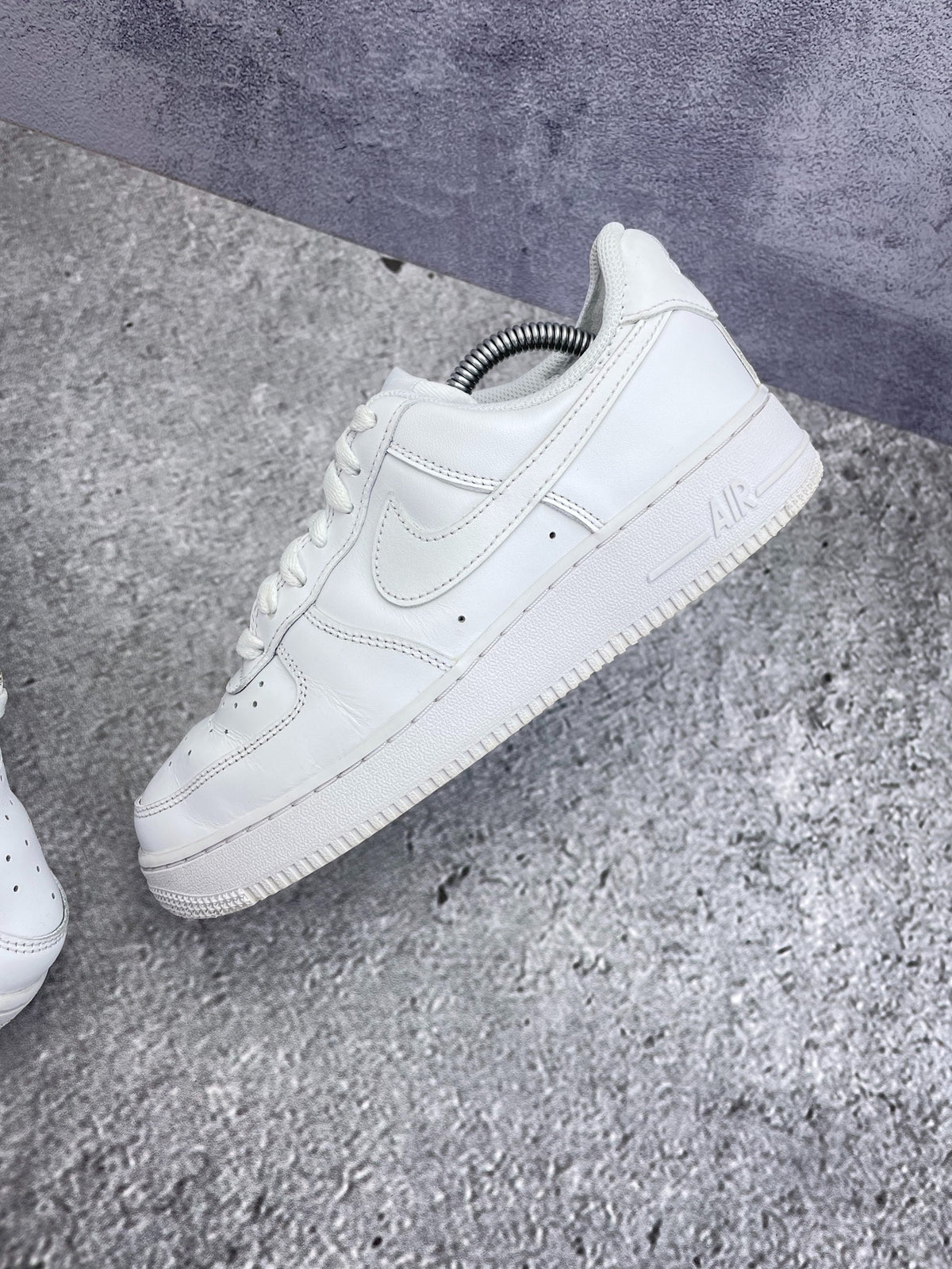 Nike Air Force 1 Low Triple White, sneakersy damskie w bardzo dobrym stanie, rozmiar 38.5, ujęcie 4