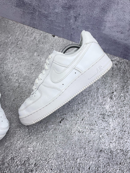 Nike Air Force 1 Low Triple White, sneakersy damskie w bardzo dobrym stanie, rozmiar 38.5, ujęcie 4
