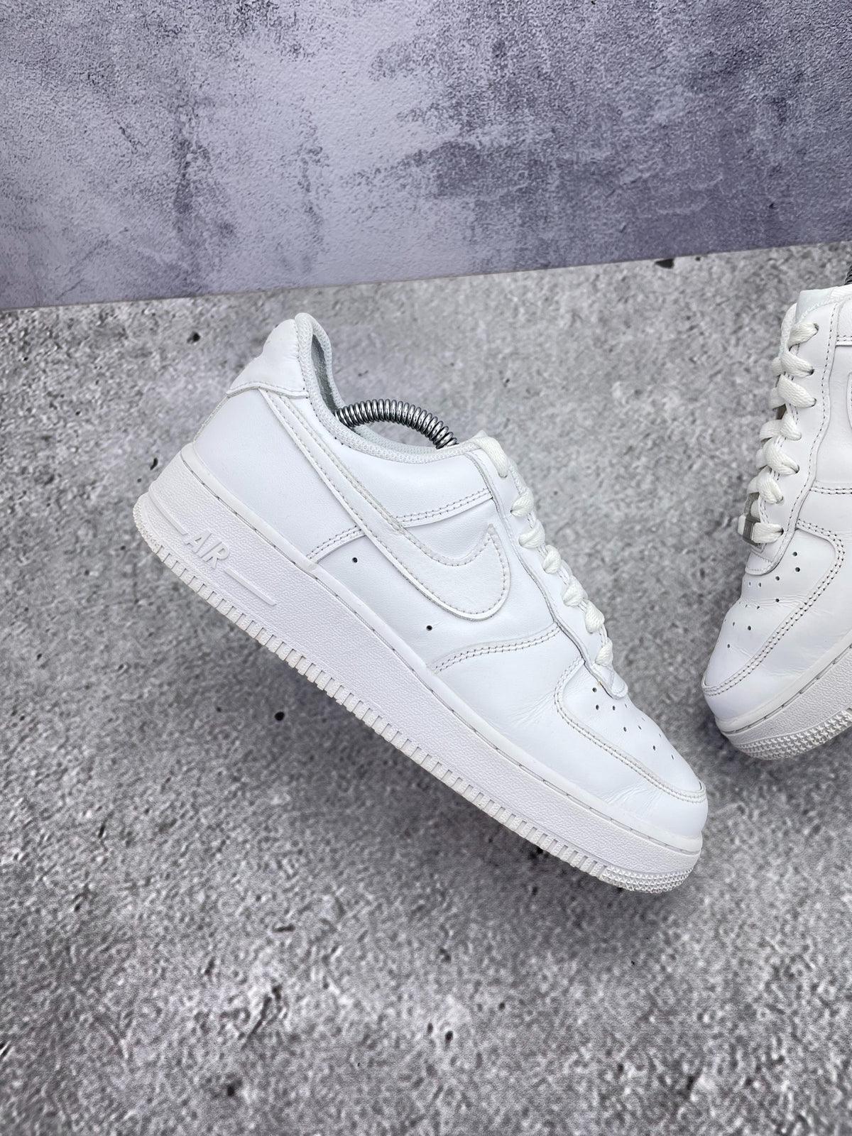 Nike Air Force 1 Low Triple White, sneakersy damskie w bardzo dobrym stanie, rozmiar 38.5, ujęcie 5